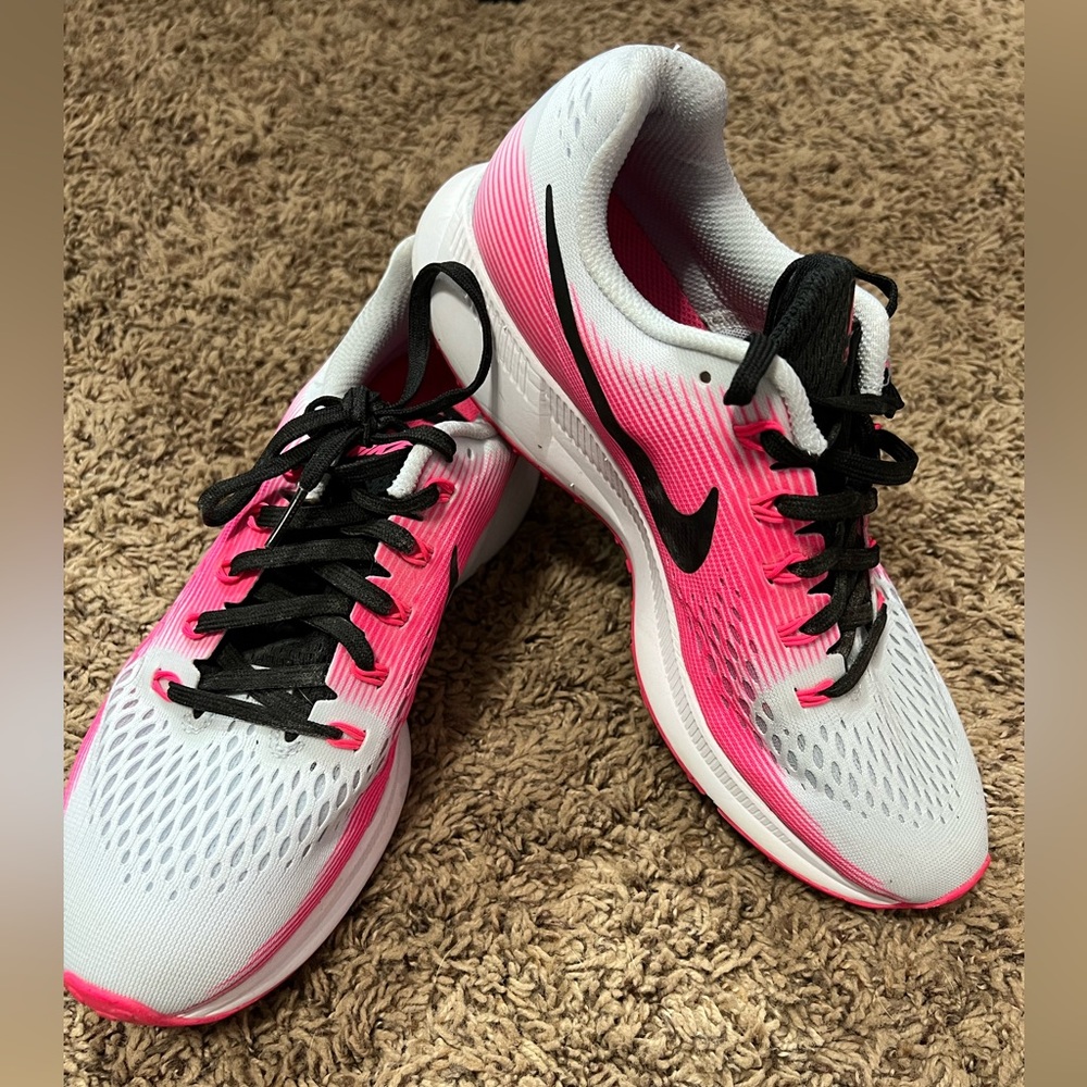 Women’s Nike Zoom Pegasus 34 Running Shoe. Size 9.5. Excellent condition!
